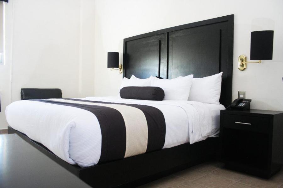 Hotel El Camino Inn & Suites Reynosa Bagian luar foto