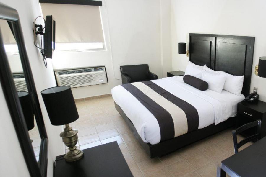 Hotel El Camino Inn & Suites Reynosa Bagian luar foto