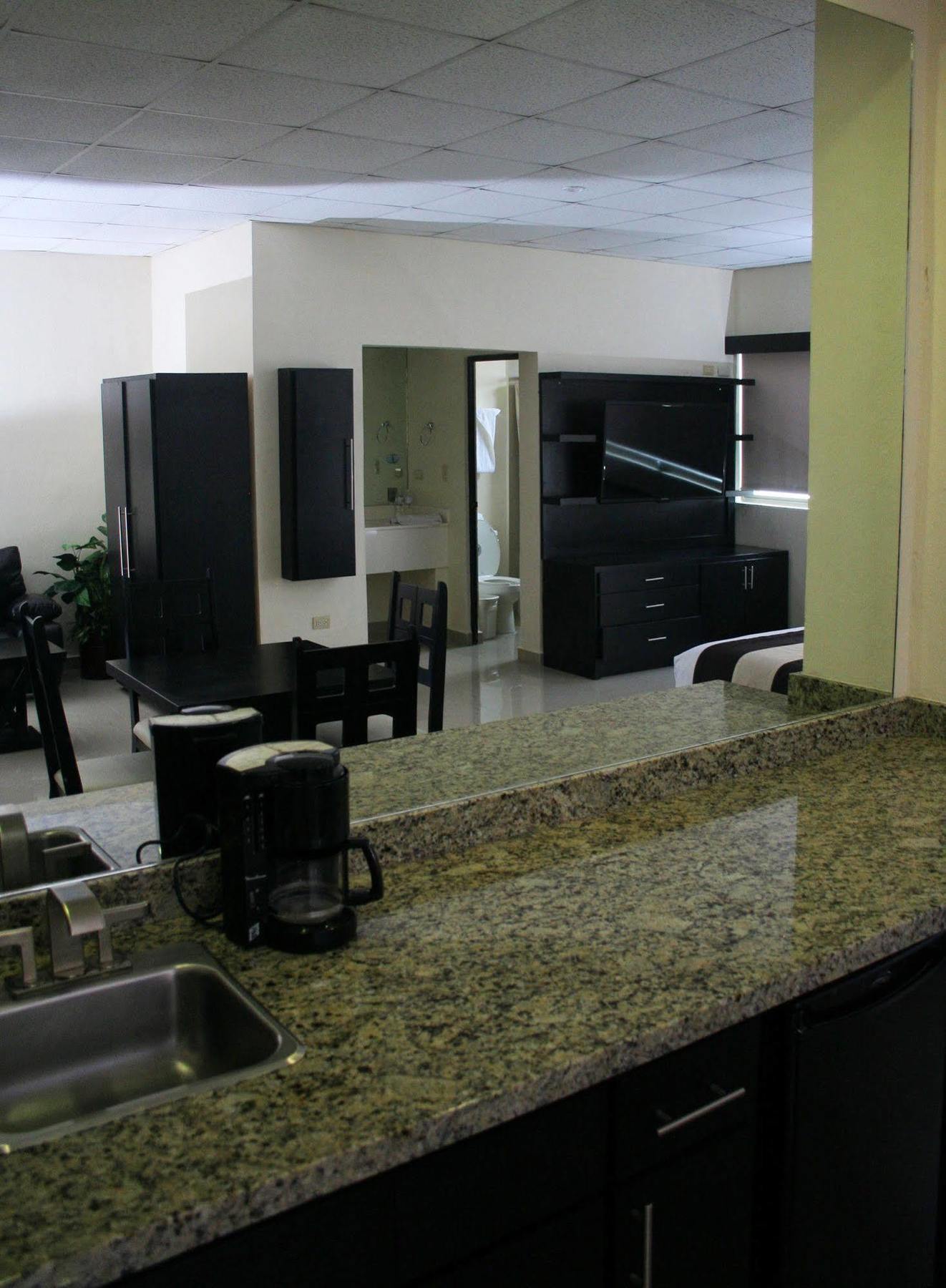 Hotel El Camino Inn & Suites Reynosa Bagian luar foto
