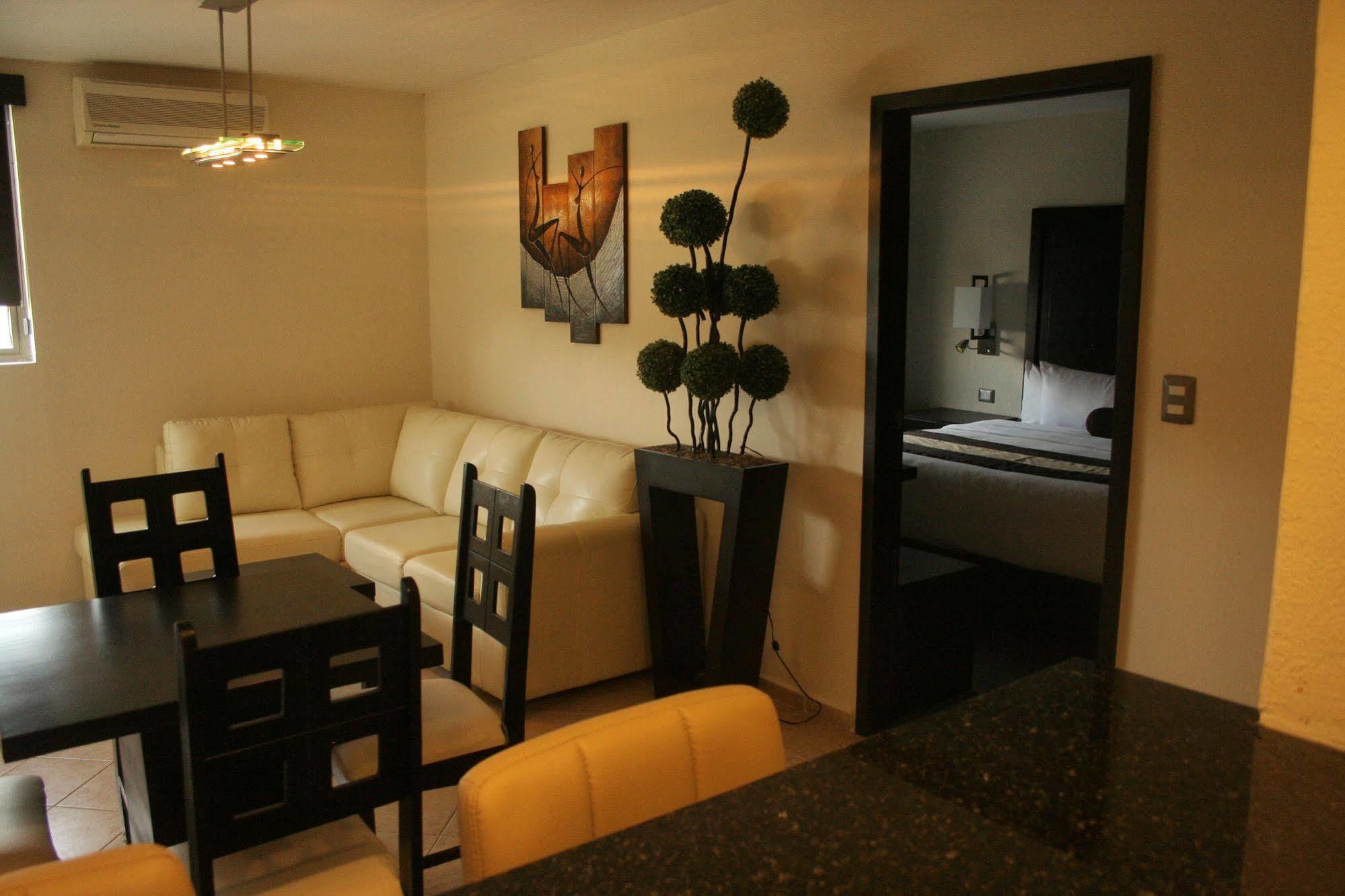 Hotel El Camino Inn & Suites Reynosa Bagian luar foto