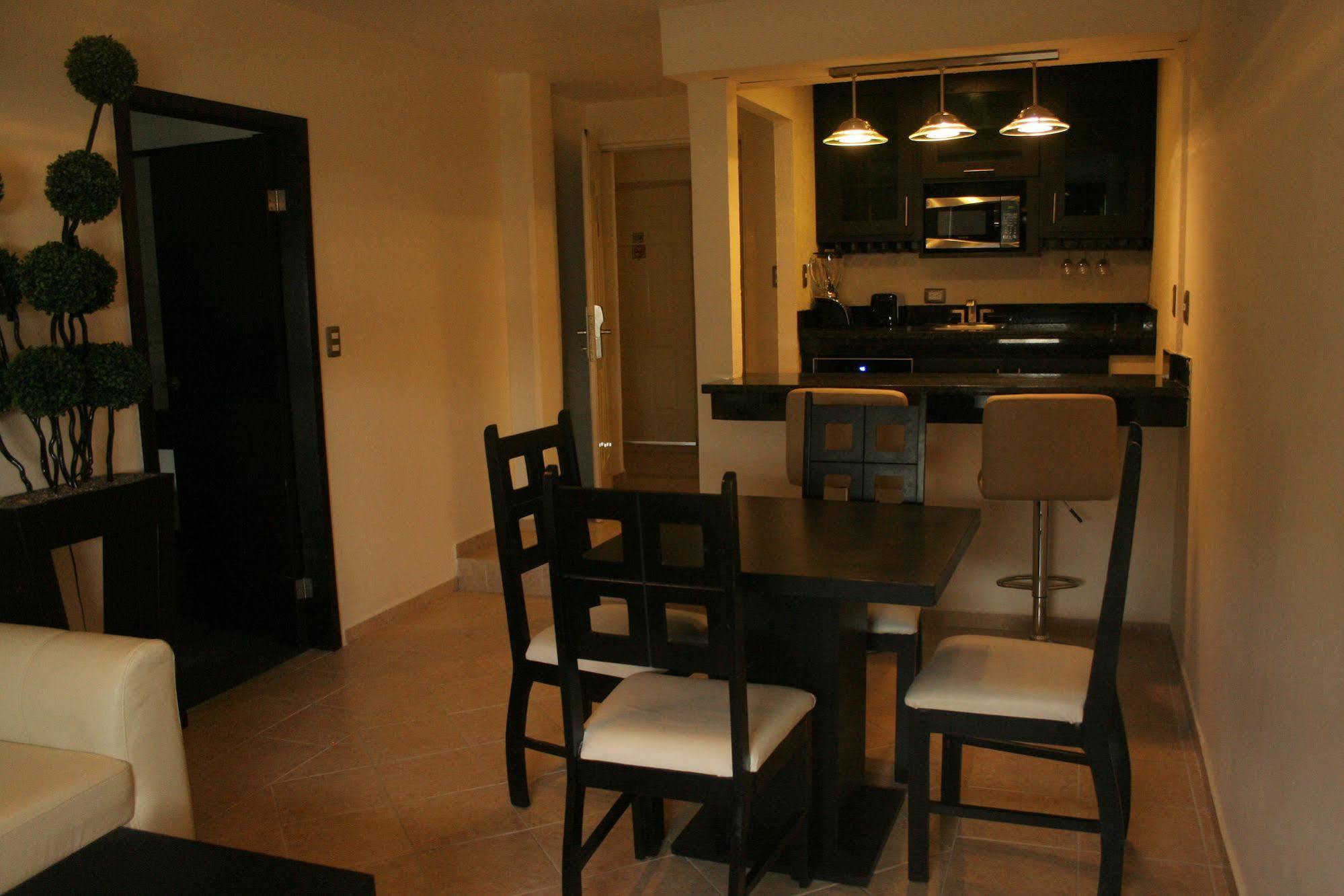 Hotel El Camino Inn & Suites Reynosa Bagian luar foto