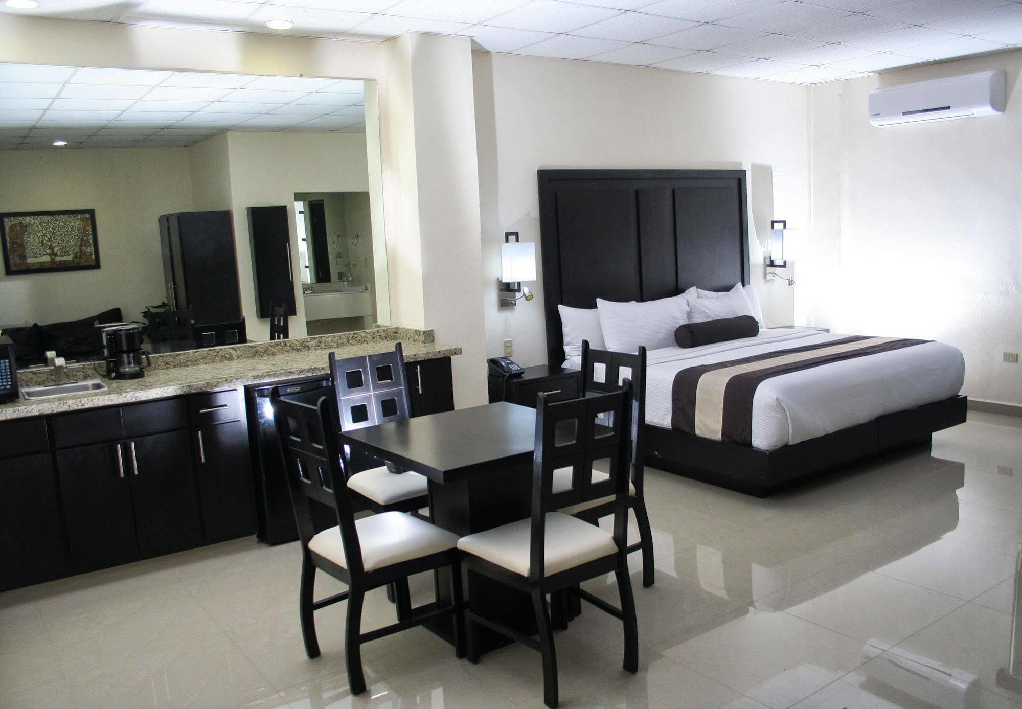 Hotel El Camino Inn & Suites Reynosa Bagian luar foto