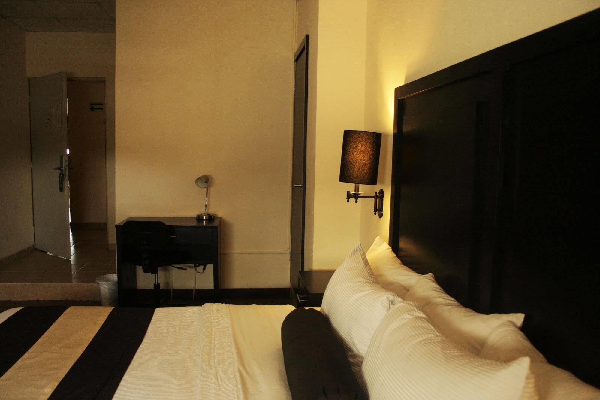 Hotel El Camino Inn & Suites Reynosa Bagian luar foto