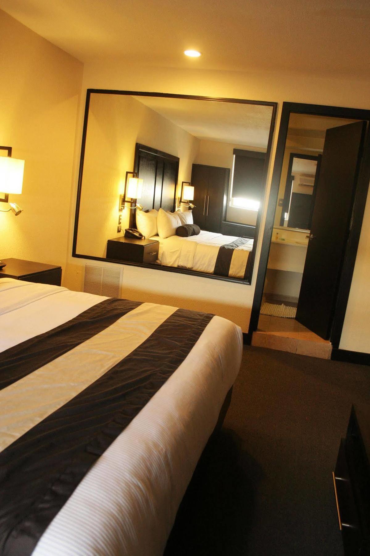 Hotel El Camino Inn & Suites Reynosa Bagian luar foto