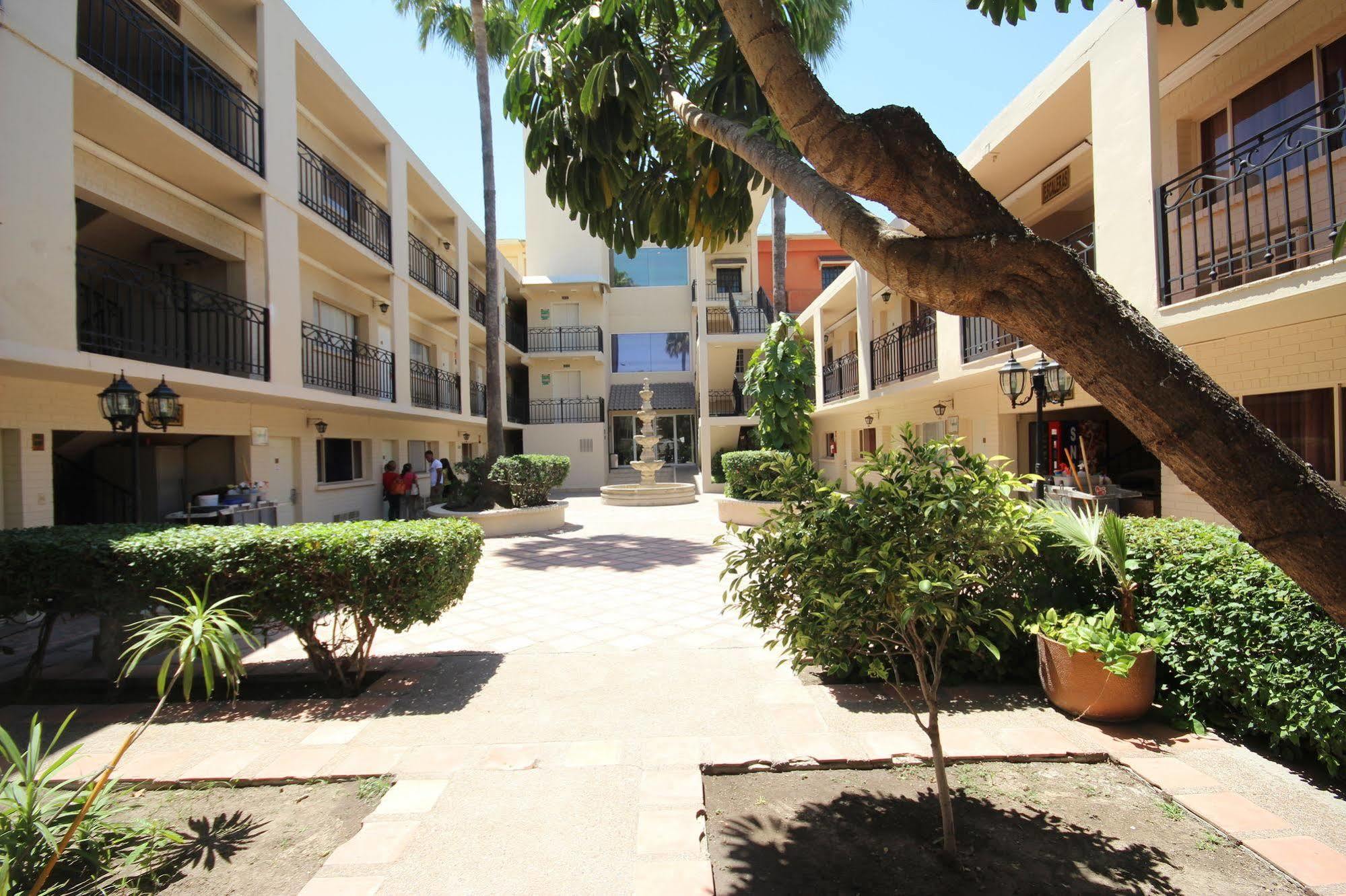 Hotel El Camino Inn & Suites Reynosa Bagian luar foto