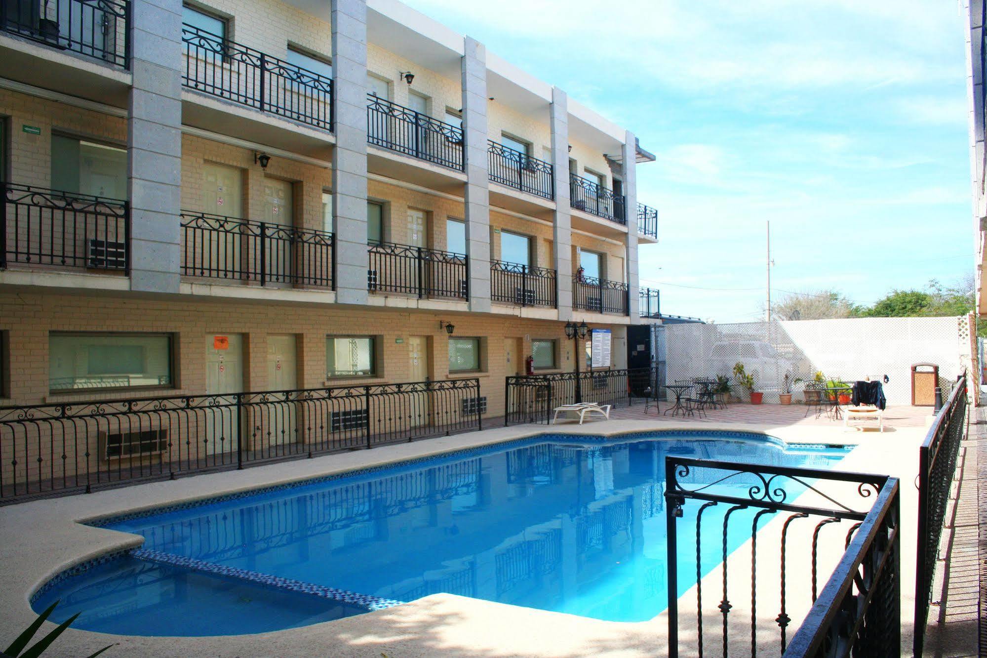 Hotel El Camino Inn & Suites Reynosa Bagian luar foto