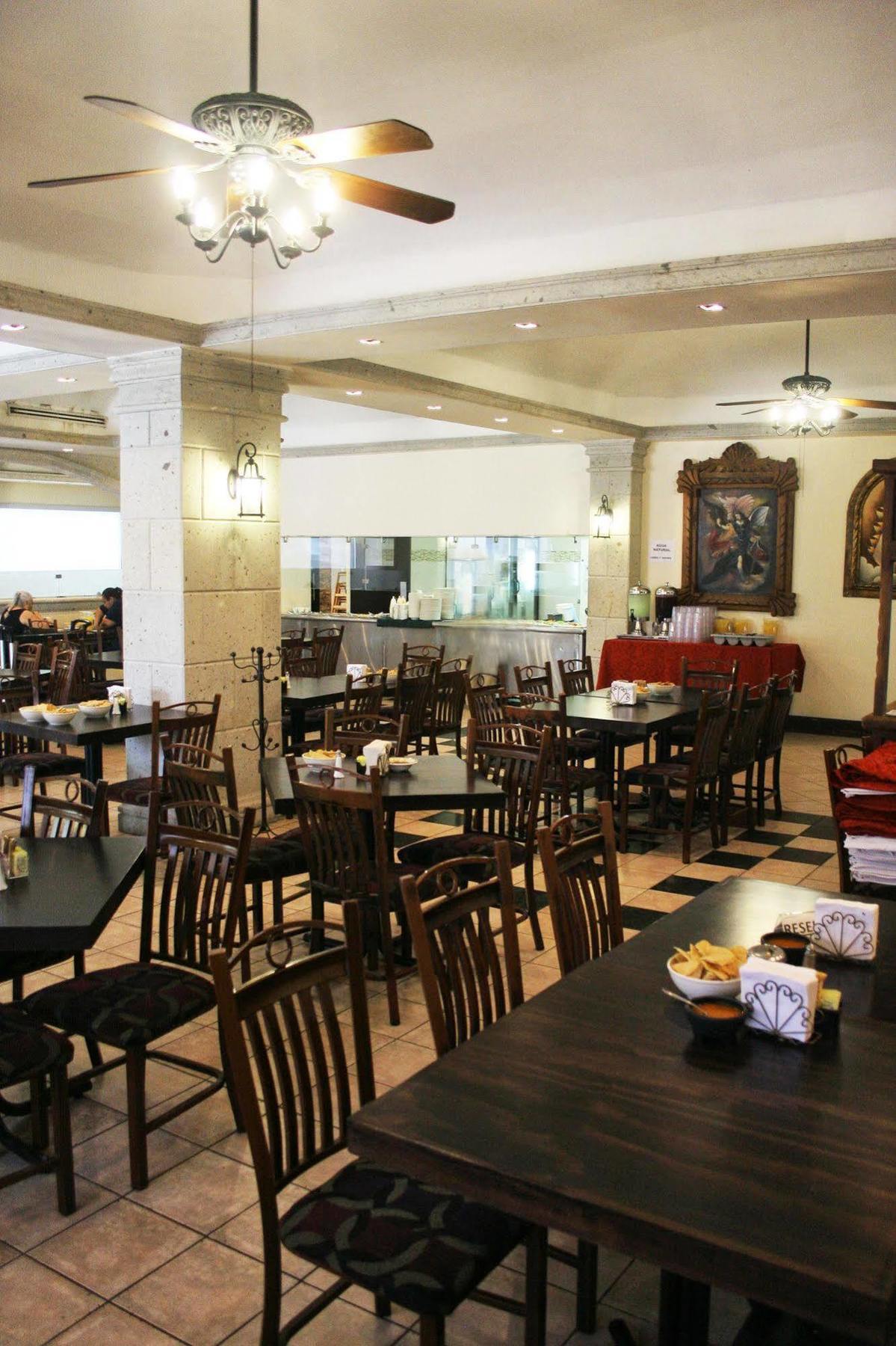 Hotel El Camino Inn & Suites Reynosa Bagian luar foto