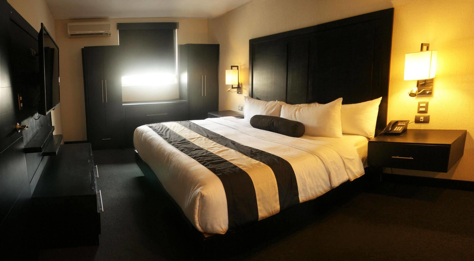 Hotel El Camino Inn & Suites Reynosa Bagian luar foto